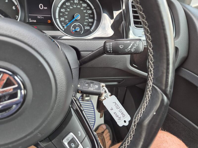 VOLKSWAGEN GOLF